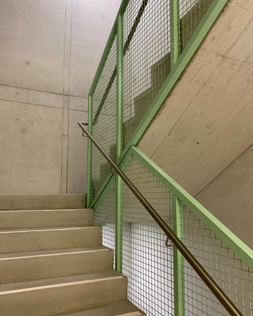 Treppenhäuser, Handläufe aus Beton, Metall · Schulanlage Thurgauerstrasse — Bollhalder Walser Architektur