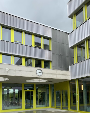 Fassaden, Fenster aus Beton, Metall · Schulanlage Thurgauerstrasse — Bollhalder Walser Architektur
