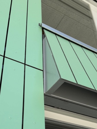 Fassaden, Fenster aus Metall, Glas · Zwhatt, Längsbau (Suffizienzprojekt) — Lütjens Padmanabhan Architekt*innen