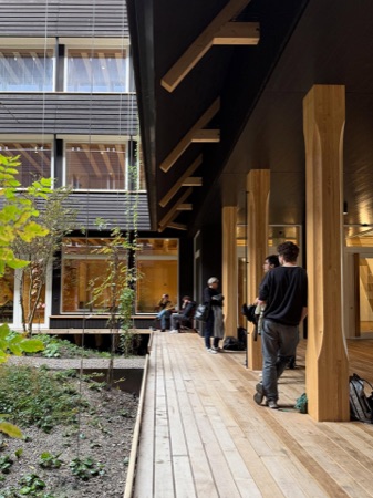 Fassaden, Stützen aus Holz, Metall · Hortus — Herzog & de Meuron