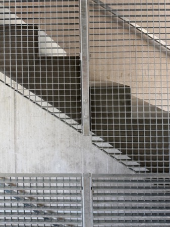 Treppenhäuser, Handläufe aus Beton, Metall · Zwhatt, Längsbau (Suffizienzprojekt) — Lütjens Padmanabhan Architekt*innen