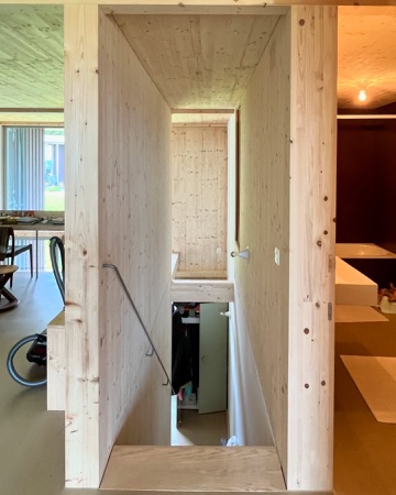 Treppenhäuser, Handläufe aus Holz, Metall · Wohnsiedlung Kuppe, Quartier Trift — Esch Sintzel Architekten