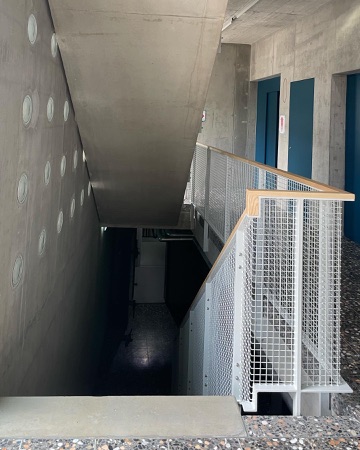 Treppenhäuser, Handläufe aus Beton, Metall · Wohnsiedlung Birchstrasse — Enzmann Fischer Partner