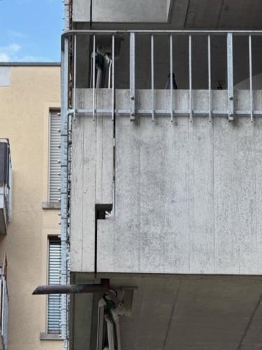 Handläufe, Balkone aus Beton, Metall · Wohnsiedlung Im Stückler — Adrian Streich Architekten