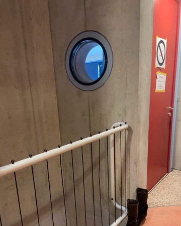 Treppenhäuser, Fenster aus Beton, Metall · Alterswohnen Waffenplatzstrasse 18 — Loeliger Strub Architektur