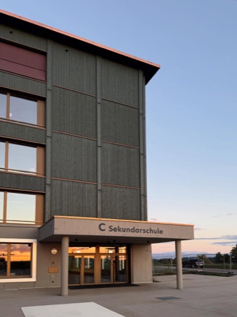 Fassaden, Eingänge aus Beton, Holz · Schulhaus Nägelimoos — Galli Rudolf Architekten