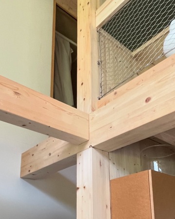 Handläufe, Stützen aus Holz, Metall · Wohnsiedlung Kuppe, Quartier Trift — Esch Sintzel Architekten