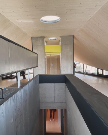 Treppenhäuser, Handläufe aus Beton, Holz · Atelierhouse — Burkhalter Sumi Architekten