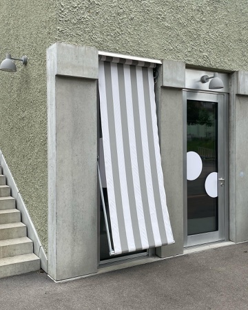 Türen, Eingänge aus Beton, Glas · Wohnhaus mit Gewerbe am Bahnhof Töss — KilgaPopp Architekten
