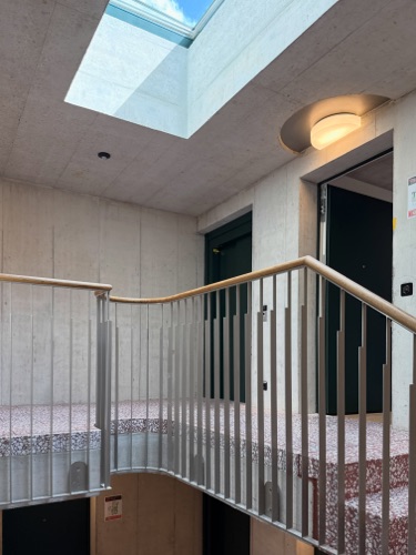 Handläufe, Oberlichter aus Beton, Holz · Wohnhaus Farby — Lüdi & Müntener Architektur
