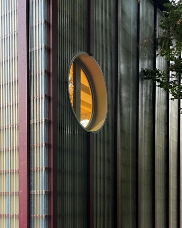 Fassaden, Fenster aus Holz, Metall · Provisorische Sporthalle Kantonsschule Freudenberg — pool Architekten