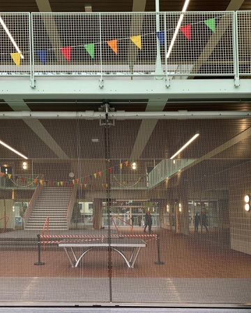 Treppenhäuser, Handläufe aus Metall, Glas · Schulanlage Guggach III — Weyell Zipse Architekten