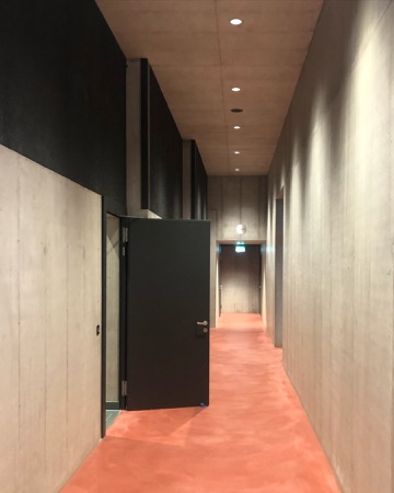 Türen, Decken aus Beton, Holz · Erweiterung Schulanlage Mettmenstetten — Esch Sintzel Architekten