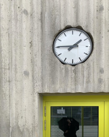 Türen aus Beton, Glas · Schulanlage Thurgauerstrasse — Bollhalder Walser Architektur