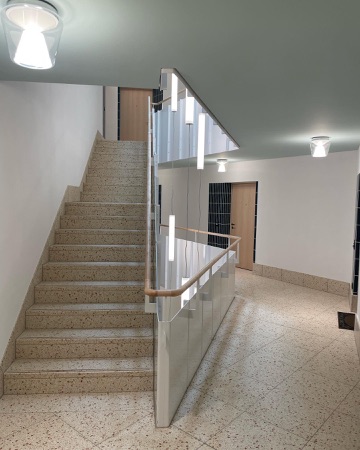 Treppenhäuser, Handläufe aus Holz, Glas · Alterssiedlung Talstrasse — Baumberger Stegmeier Architektur