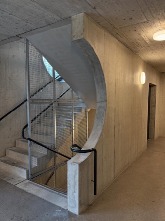 Treppenhäuser, Handläufe aus Beton, Metall · Alterswohnen Rehbühl — Neff Neumann Architekten