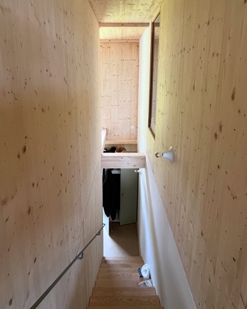 Treppenhäuser, Handläufe aus Holz, Metall · Wohnsiedlung Kuppe, Quartier Trift — Esch Sintzel Architekten