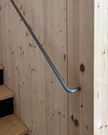 Treppenhäuser, Handläufe aus Holz, Metall · Wohnsiedlung Kuppe, Quartier Trift — Esch Sintzel Architekten