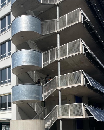 Treppenhäuser, Handläufe aus Beton, Metall · Guggach III — Donet Schäfer Reimer Architekten