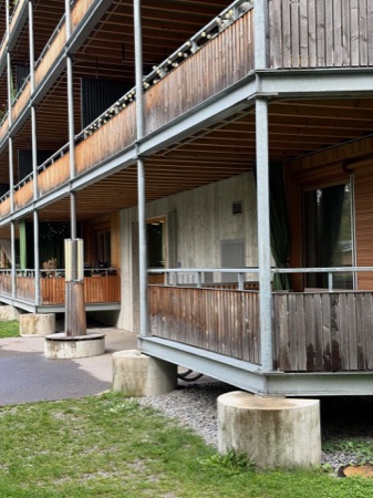 Handläufe, Balkone aus Beton, Holz · Zellweger-Park | Weiherweg — EM2N