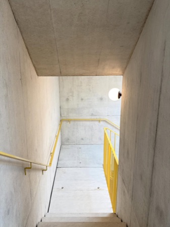 Treppenhäuser, Handläufe aus Beton, Metall · Wohnhaus Auwiesenstrasse — Adrian Streich Architekten