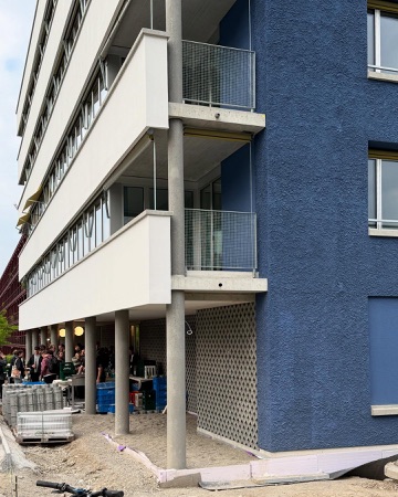 Fassaden, Balkone aus Beton, Metall · Wohnhaus Flurstrasse — Esch Sintzel Architekten