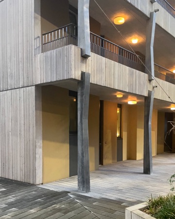 Handläufe, Balkone aus Beton, Holz · Fabrikstrasse 6