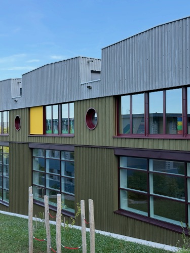 Fassaden, Fenster aus Holz · Schulanlage Wilacker — bernath+widmer Architekten
