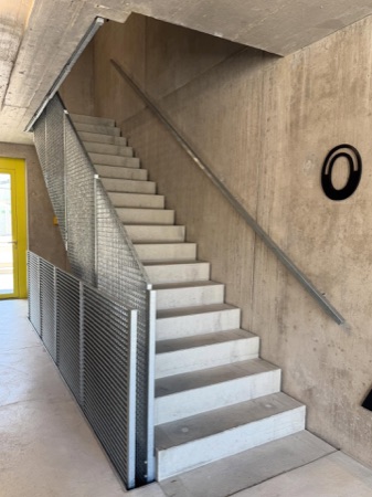Treppenhäuser, Handläufe aus Beton, Metall · Zwhatt, Längsbau (Suffizienzprojekt) — Lütjens Padmanabhan Architekt*innen