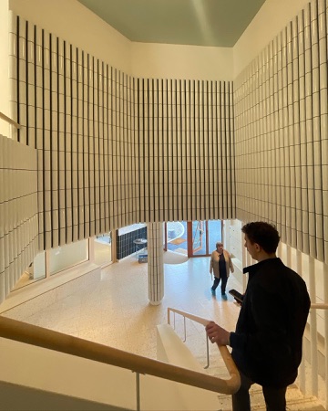 Treppenhäuser, Handläufe aus Holz, Keramik · Alterssiedlung Talstrasse — Baumberger Stegmeier Architektur