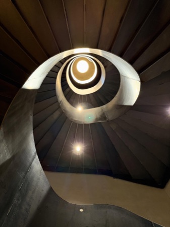 Treppenhäuser, Handläufe aus Metall · Hortus — Herzog & de Meuron