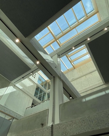 Oberlichter, Stützen aus Beton, Holz · Gewerbe und Büro Buckhauserstrasse 40 — Oxid Architektur