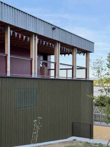 Fassaden, Handläufe aus Holz, Metall · Schulanlage Wilacker — bernath+widmer Architekten