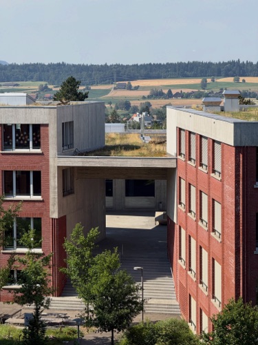 Fassaden, Treppenhäuser aus Beton, Backstein · Schulanlage Schauenberg — Adrian Streich Architekten
