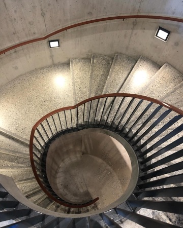 Treppenhäuser, Handläufe aus Beton, Holz · Erweiterung Schulanlage Mettmenstetten — Esch Sintzel Architekten