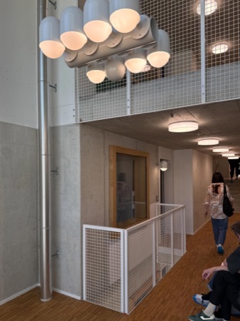 Fenster, Handläufe aus Beton, Holz · Espenhof West — Weyell Zipse Architekten