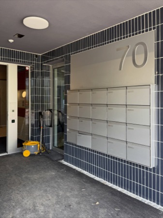 Türen, Eingänge aus Metall, Glas · Wohnsiedlung Im Sihltal — Roider Giovanoli Architekten