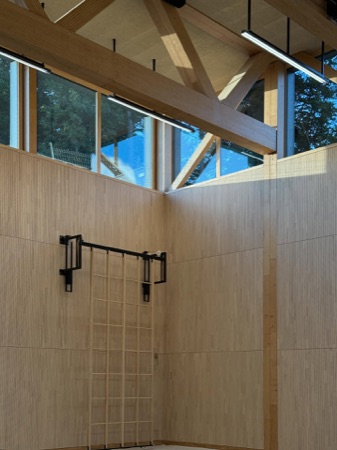 Fenster, Decken aus Holz, Glas · Schulhaus Nägelimoos — Galli Rudolf Architekten