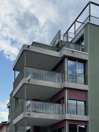 Treppenhäuser, Balkone aus Beton, Metall · Wohnhaus Farby — Lüdi & Müntener Architektur