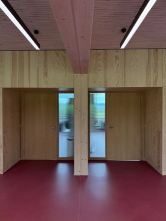 Türen, Stützen aus Holz, Glas · Schulhaus Nägelimoos — Galli Rudolf Architekten