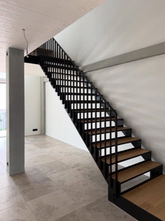 Treppenhäuser, Handläufe aus Holz, Metall · Breitensteinstrasse — EMI Architekten