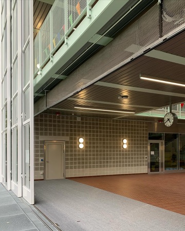 Türen, Eingänge aus Metall, Glas · Schulanlage Guggach III — Weyell Zipse Architekten