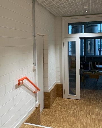 Treppenhäuser, Türen aus Holz, Metall · Schulanlage Guggach III — Weyell Zipse Architekten