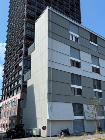 Fassaden, Fenster aus Metall, Glas · Zwhatt, Längsbau (Suffizienzprojekt) — Lütjens Padmanabhan Architekt*innen