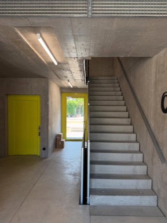 Treppenhäuser, Türen aus Beton, Metall · Zwhatt, Längsbau (Suffizienzprojekt) — Lütjens Padmanabhan Architekt*innen