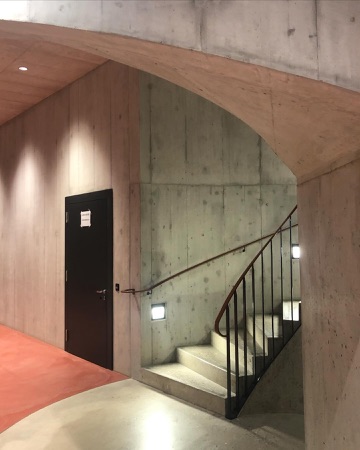Treppenhäuser, Türen aus Beton, Holz · Erweiterung Schulanlage Mettmenstetten — Esch Sintzel Architekten