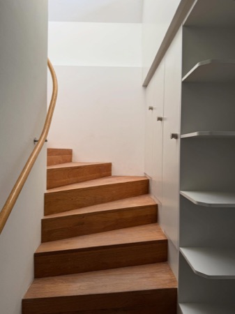 Treppenhäuser, Handläufe aus Holz, Verputz · Mehrfamilienhaus an der Limmat II — Schaub Zwicky Architekt:innen