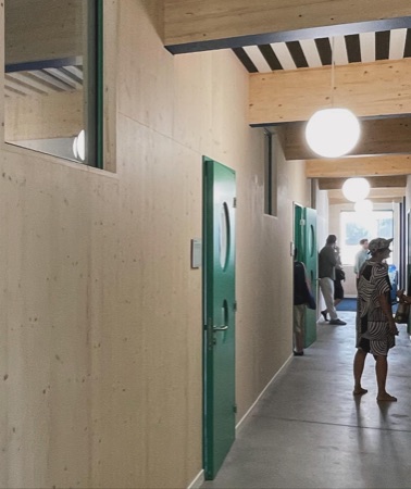 Türen, Decken aus Holz, Metall · Guggach III, Kindergarten — Donet Schäfer Reimer Architekten