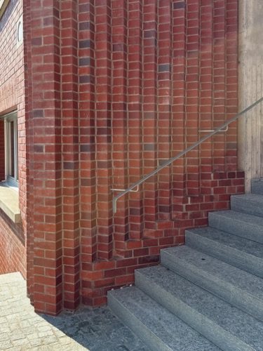 Treppenhäuser, Handläufe aus Metall, Backstein · Schulanlage Schauenberg — Adrian Streich Architekten
