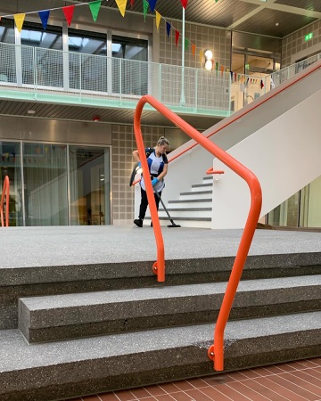 Treppenhäuser, Handläufe aus Metall, Glas · Schulanlage Guggach III — Weyell Zipse Architekten